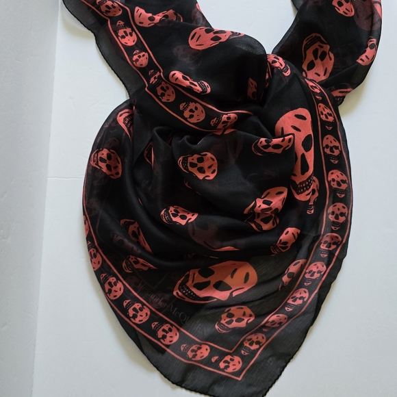 Alexander McQueen Skull Silk Scarf Black Red - Picture 2 of 10